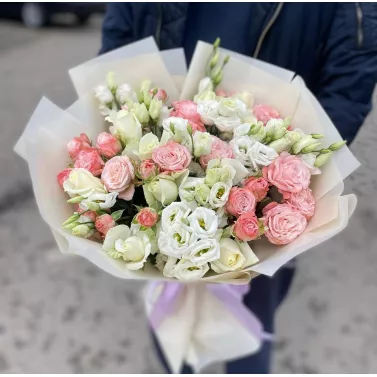 Букет із троянд та еустоми: Світла гармонія