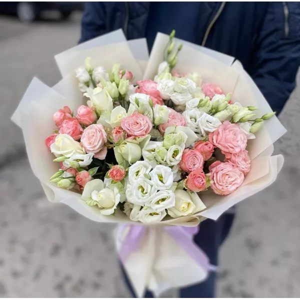 Букет із троянд та еустоми: Світла гармонія