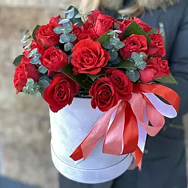 Bouquet in scatola con rose a cespuglio
