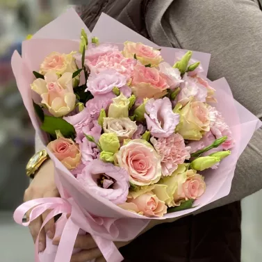 Букет із троянд та еустом для будь-якого випадку