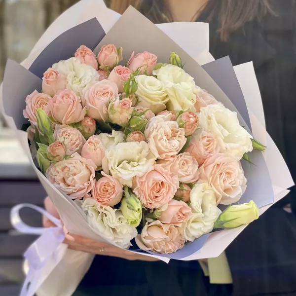 Нежный букет из роз и эустом