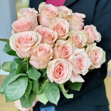 15 рожевих троянд