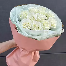 11 белых роз