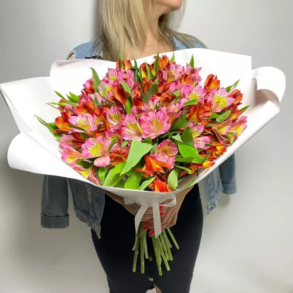 Ramo de alstroemerias brillantes