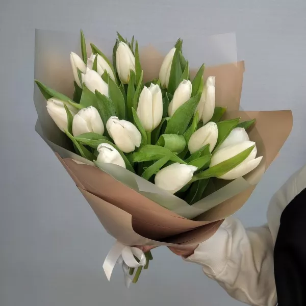 15 белых тюльпанов — нежный букет