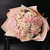 Ramo con hortensias y rosas ramificadas