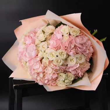 Букет з гортензією та кущовими трояндами