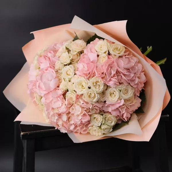 Букет з гортензією та кущовими трояндами