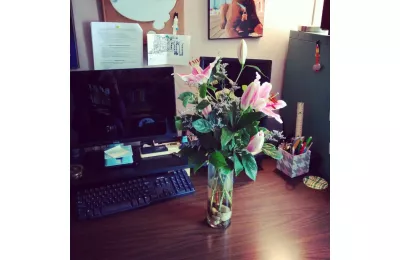 Ramos para la oficina: cómo las flores influyen en el ánimo y la productividad