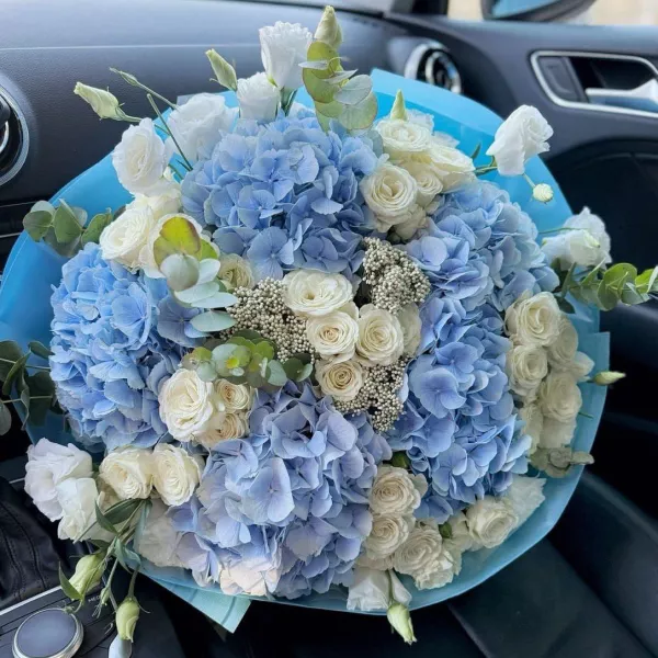 Букет із голубою гортензією та білими трояндами
