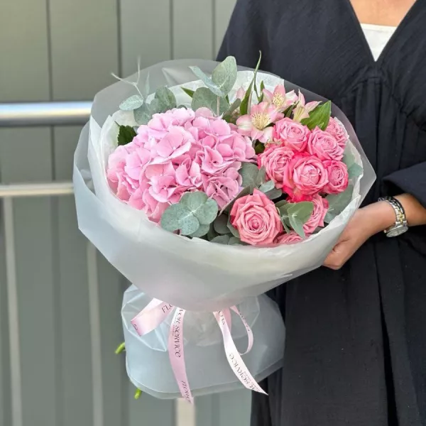 Букет із гортензією та трояндами