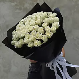 Buquê de 51 rosas brancas 70 cm