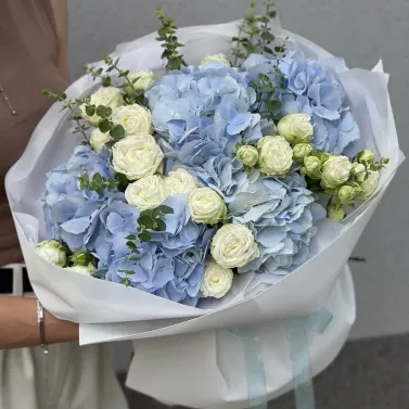 Букет із гортензії та троянд — Блакитна гармонія
