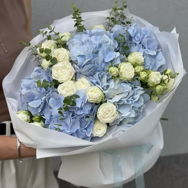 Букет із гортензії та троянд — Блакитна гармонія