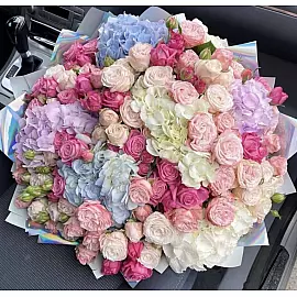 Bouquet „Harmonie aus Rosen und Hortensien“
