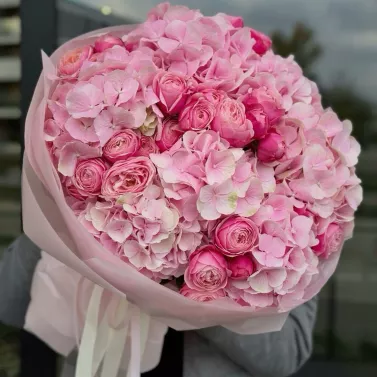 Букет із рожевих гортензій та півонієподібних троянд
