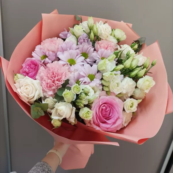 Ramo en tonos rosados con rosas