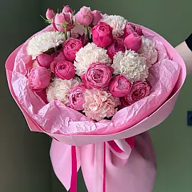 Buquê rosa mix de rosas em ramo e cravos