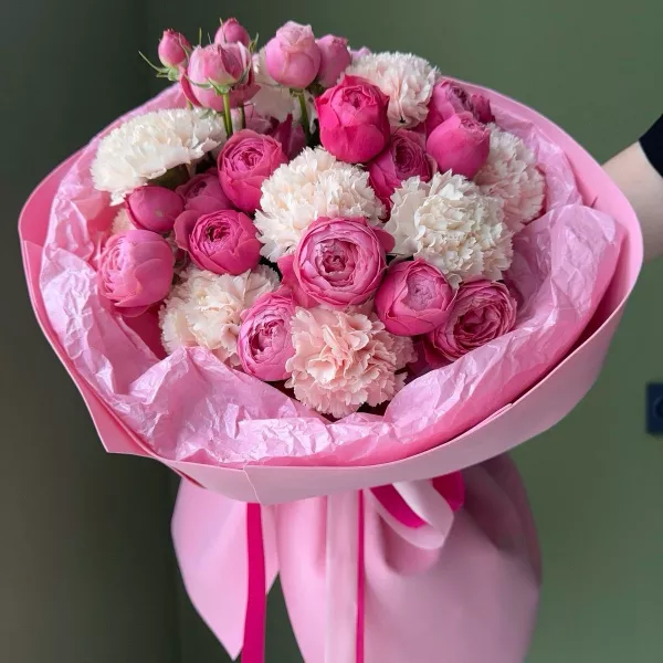 Рожевий мікс-букет з кущових троянд і гвоздик