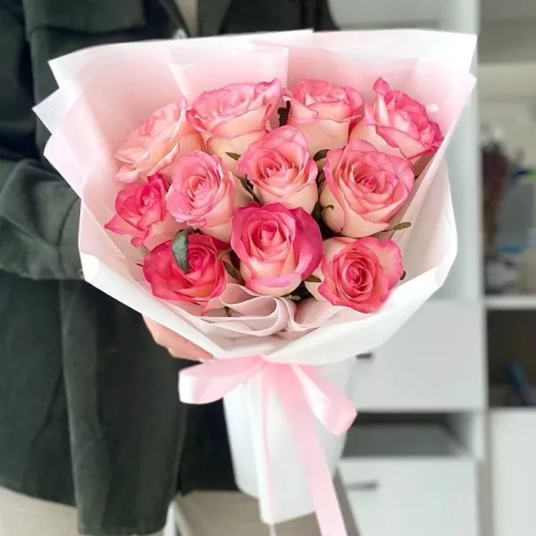 11 розовых роз