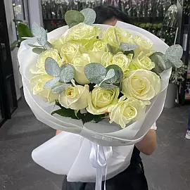 Ramo clásico de 19 rosas blancas