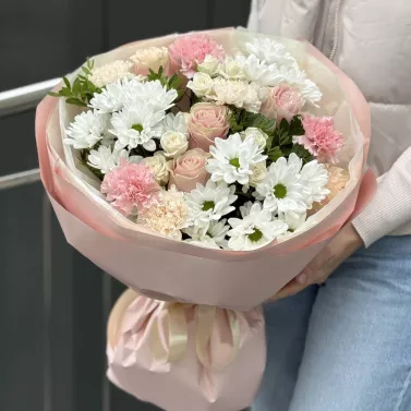 Букет з трояндами, хризантемами та гвоздиками