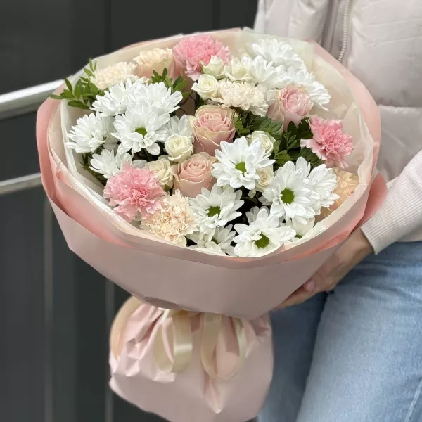 Букет з трояндами, хризантемами та гвоздиками