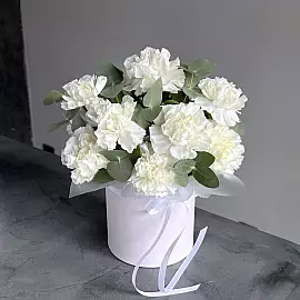 Strauß aus weißen Nelken in einer Box