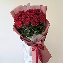 Flamme des Herzens – 15 rote Rosen