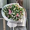 Ramo de 25 alstroemerias – un regalo luminoso y abundante