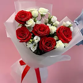 Ramo de rosas rojas y blancas