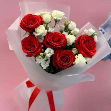 Букет з червоних і білих троянд