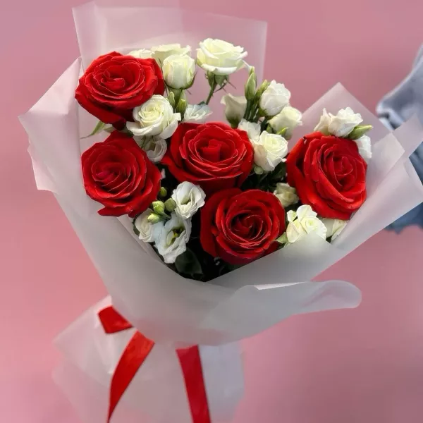 Букет з червоних і білих троянд