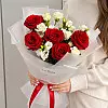 Ramo de rosas rojas y blancas