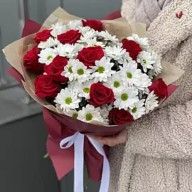 Ramo de rosas rojas y crisantemos — un regalo elegante