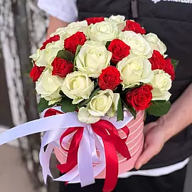 25 rosas rojas y blancas en una caja