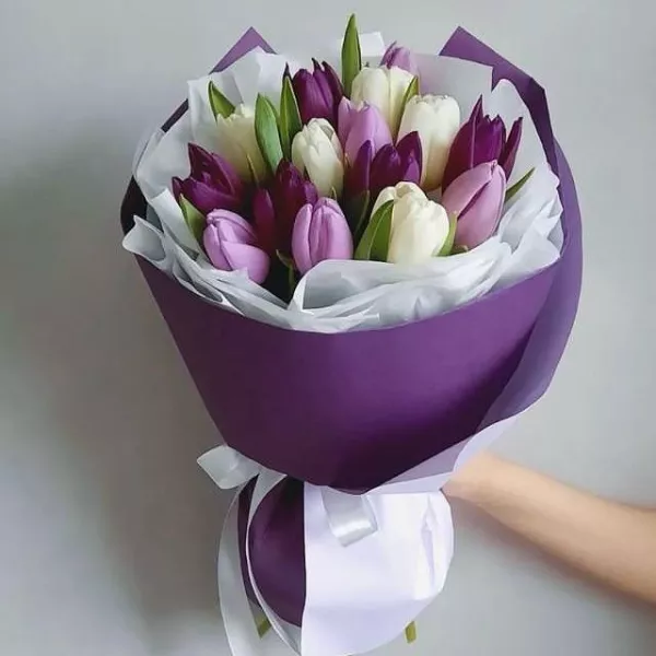 Букет із 15 різнокольорових тюльпанів
