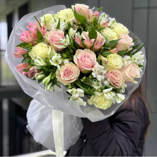 Букет квітів з трояндами та альстромеріями
