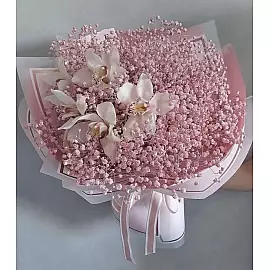 Bukiet z orchideami i gipsófilą — delikatność i styl