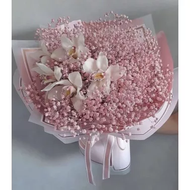 Ramo con orquídeas y gypsophilas — delicadeza y estilo