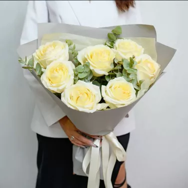 Букет із 7 білих троянд із зеленню