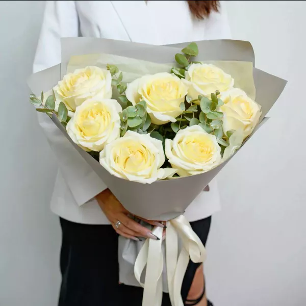 Букет 7 белых роз с зеленью
