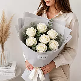 Buquê com 7 rosas brancas e folhagem
