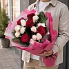 Ramo de rosas rojas y rosas ramificadas rosadas