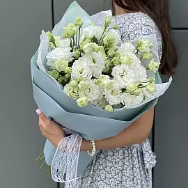 9 white lisianthus