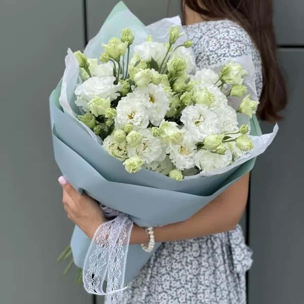 9 білих еустом