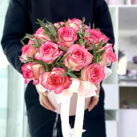 Розовые розы в коробке