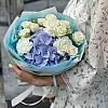 Hortensia y rosas en ramillete — un ramo delicado para tus seres queridos