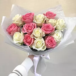 Strauß aus weißen und rosa Rosen