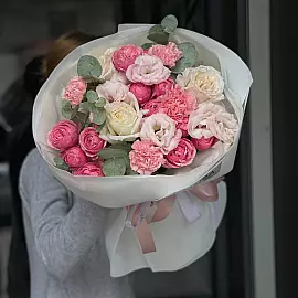 Ramo en tonos pastel — rosas, eustoma y claveles